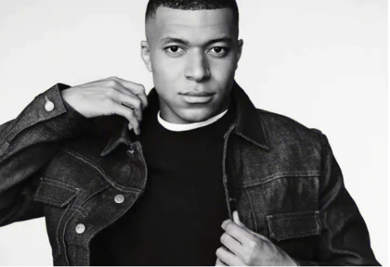 足球界对于法国球星姆巴佩(kylian mbappe)的最新情况格外关注_沙特