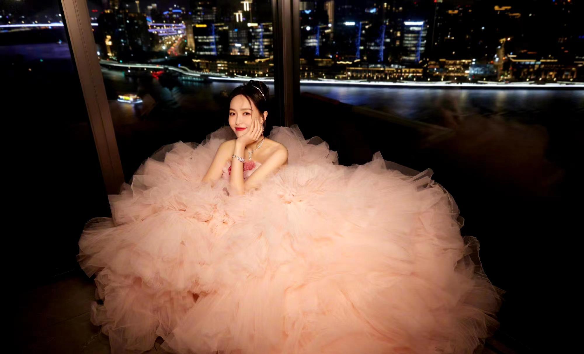 唐嫣微博之夜亮相,身穿粉色裙子搭配蛋糕上衣,清新甜美又勇敢!