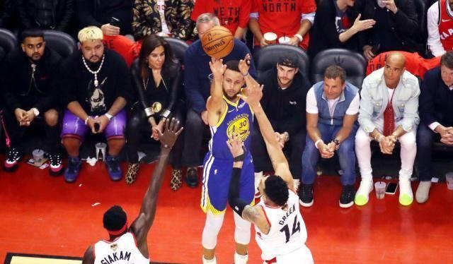 库里遭垫脚防守,慢镜头细看,他连续伸脚_伦纳德_受伤_勇士