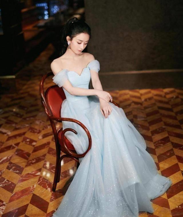 大家发现,赵丽颖产后的身材不仅没有走样,也没有发胖,反而恢复得非常