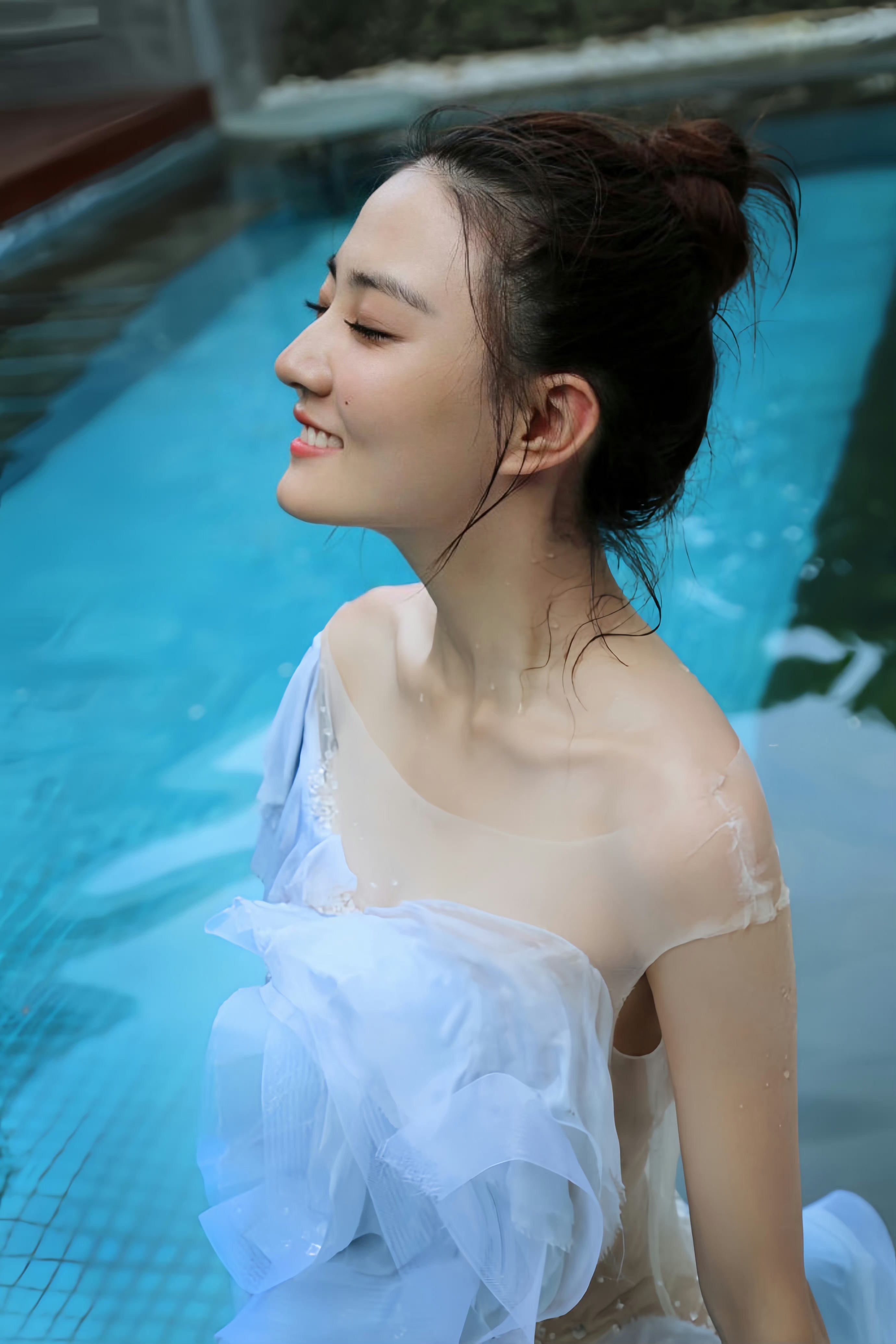 徐璐海边拍大片,穿单层纱裙甜美又撩人,容貌清纯身材出众!