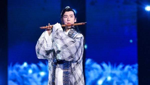 是的,刘丰就是凭借弹三弦这个技能征服的张云雷.