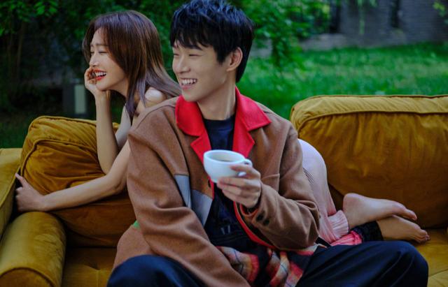 秦岚魏大勋挽手一起回家,红气养人我磕到了,何时官宣?