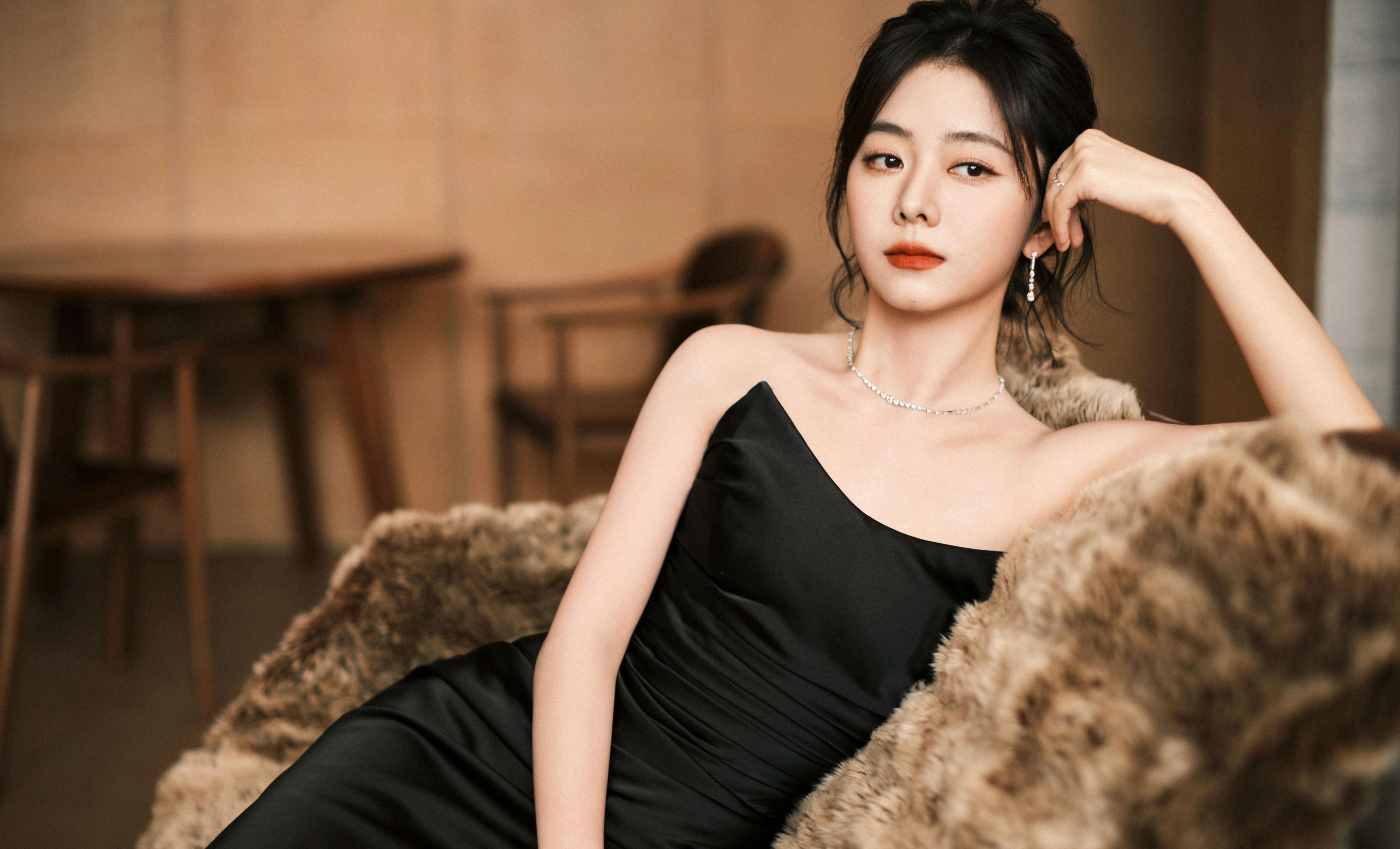 谭松韵的黑色缎面垂坠连衣裙_表演_娱乐_魅力