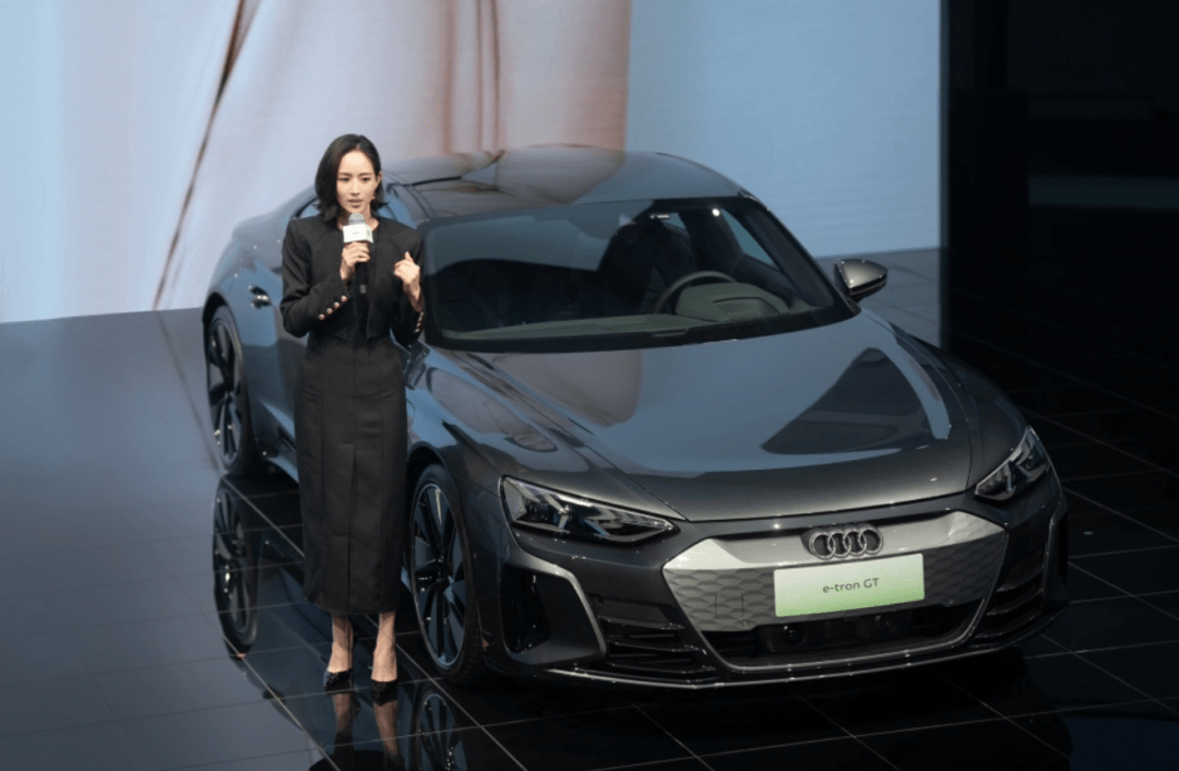 但谢霆锋作为奥迪英杰汇型格赋电先锋兼奥迪e-tron gt全球大使以线上