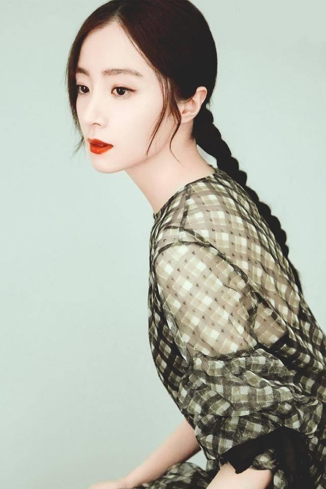 在胡冰卿连牛仔涂层上应该镶嵌钻石,搭配热裤有点时髦_裙子_衣服_黑色