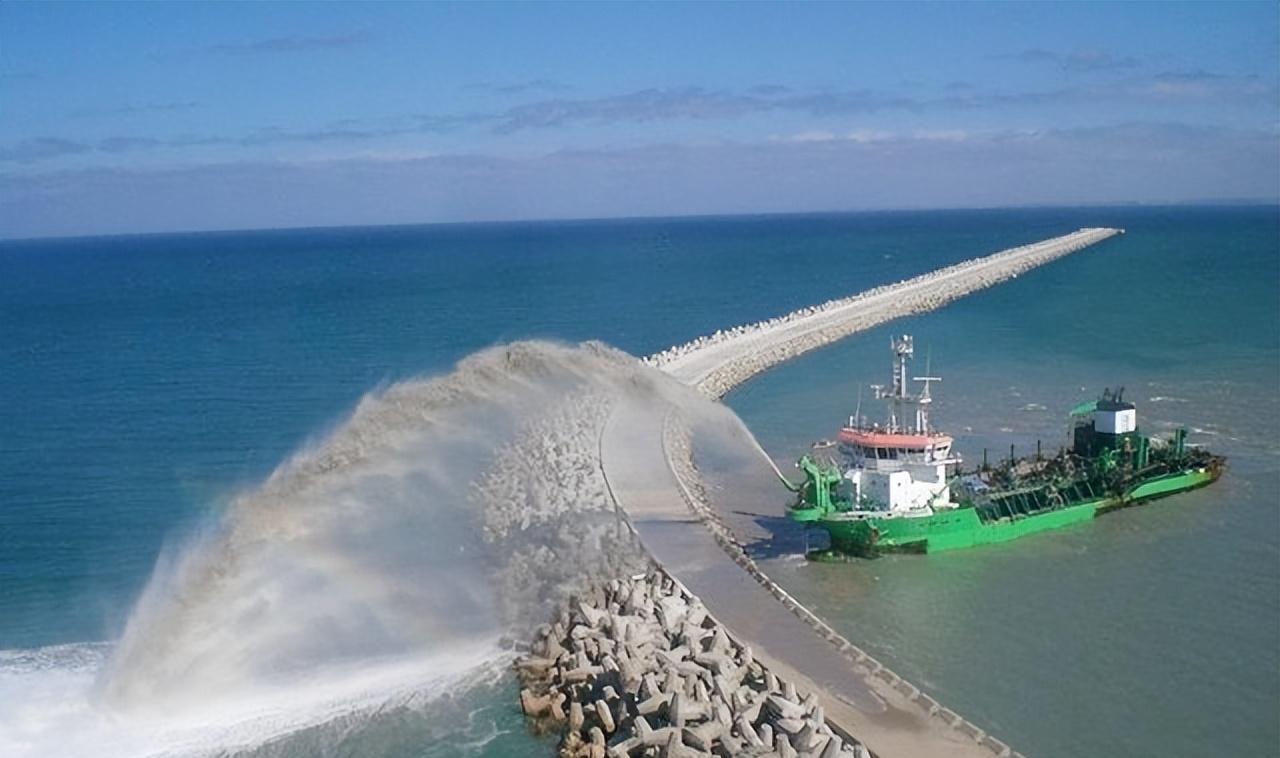 南沙南薰岛:今旧貌换新颜,先进设施拔地而起,物资能自给自足_越南