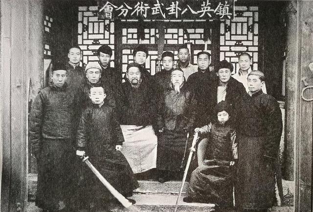民国武圣孙禄堂:7岁丧父,63岁丧子,师从名家,并未与武士实战_太极拳