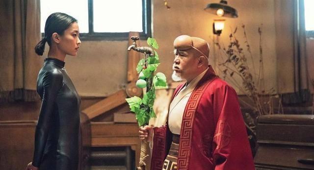 还有寿星拿刀割仙气,马乐(肖央饰)和电母结婚,蔡明客串登场,组阵变身