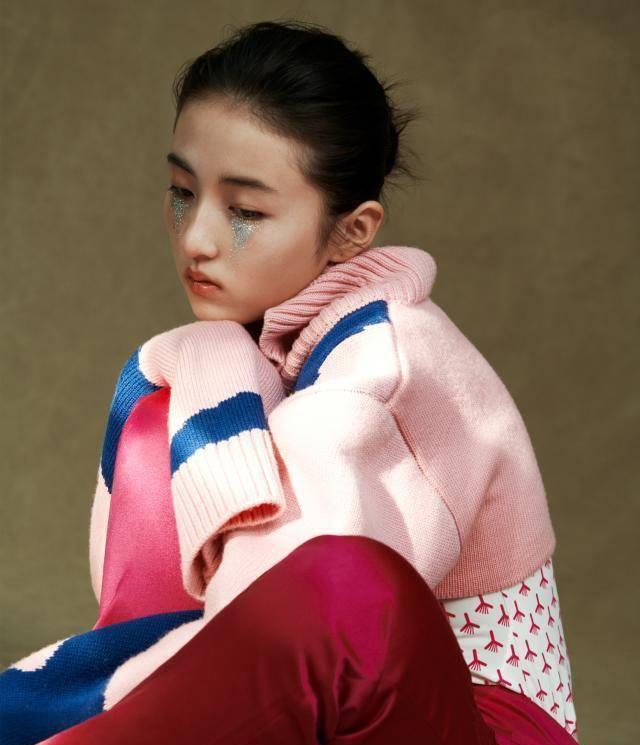 张子枫复古大片风格强烈,麻子脸星河泪时髦碰撞,犀利吸睛好耀眼_妹妹