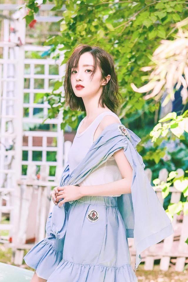 在胡冰卿连牛仔涂层上应该镶嵌钻石,搭配热裤有点时髦_裙子_衣服_黑色