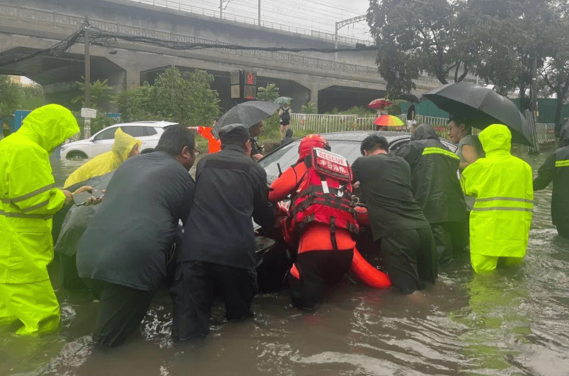 北京暴雨救援现场图片