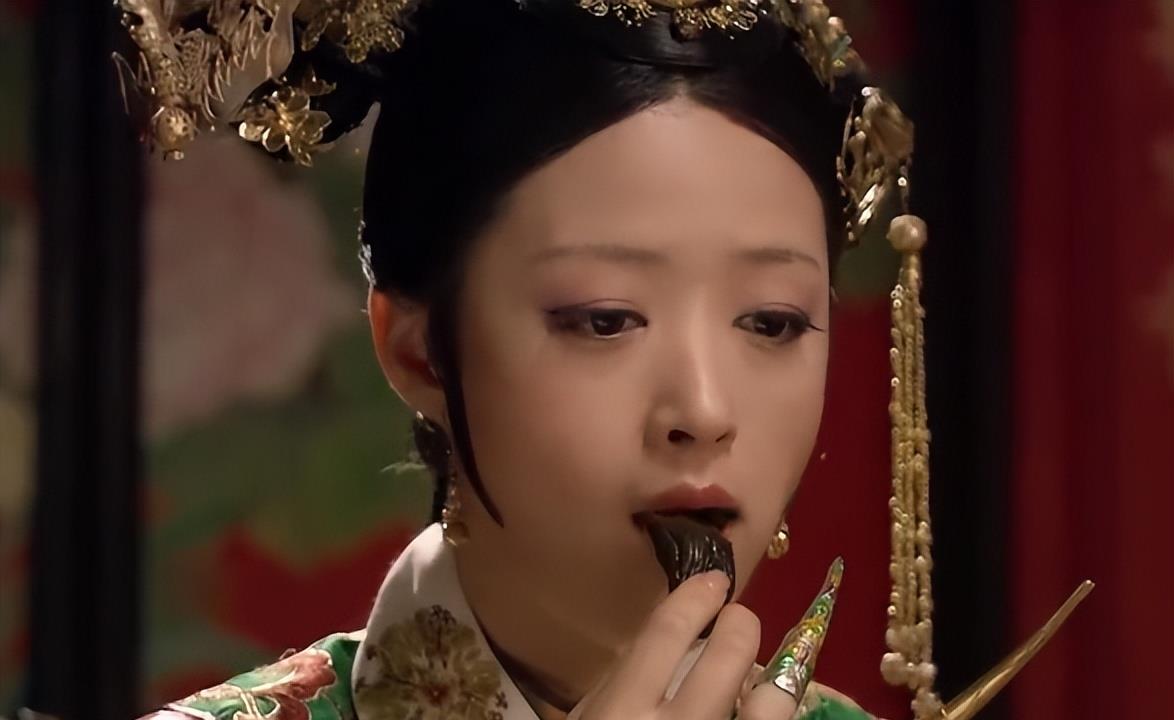 其实好的吃戏我们不是没见过,比如《甄嬛传》中华妃吃酸黄瓜.