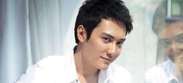 相反在看冯绍峰,据说他的父亲经营的公司是江南纺织业巨头,他作为独生