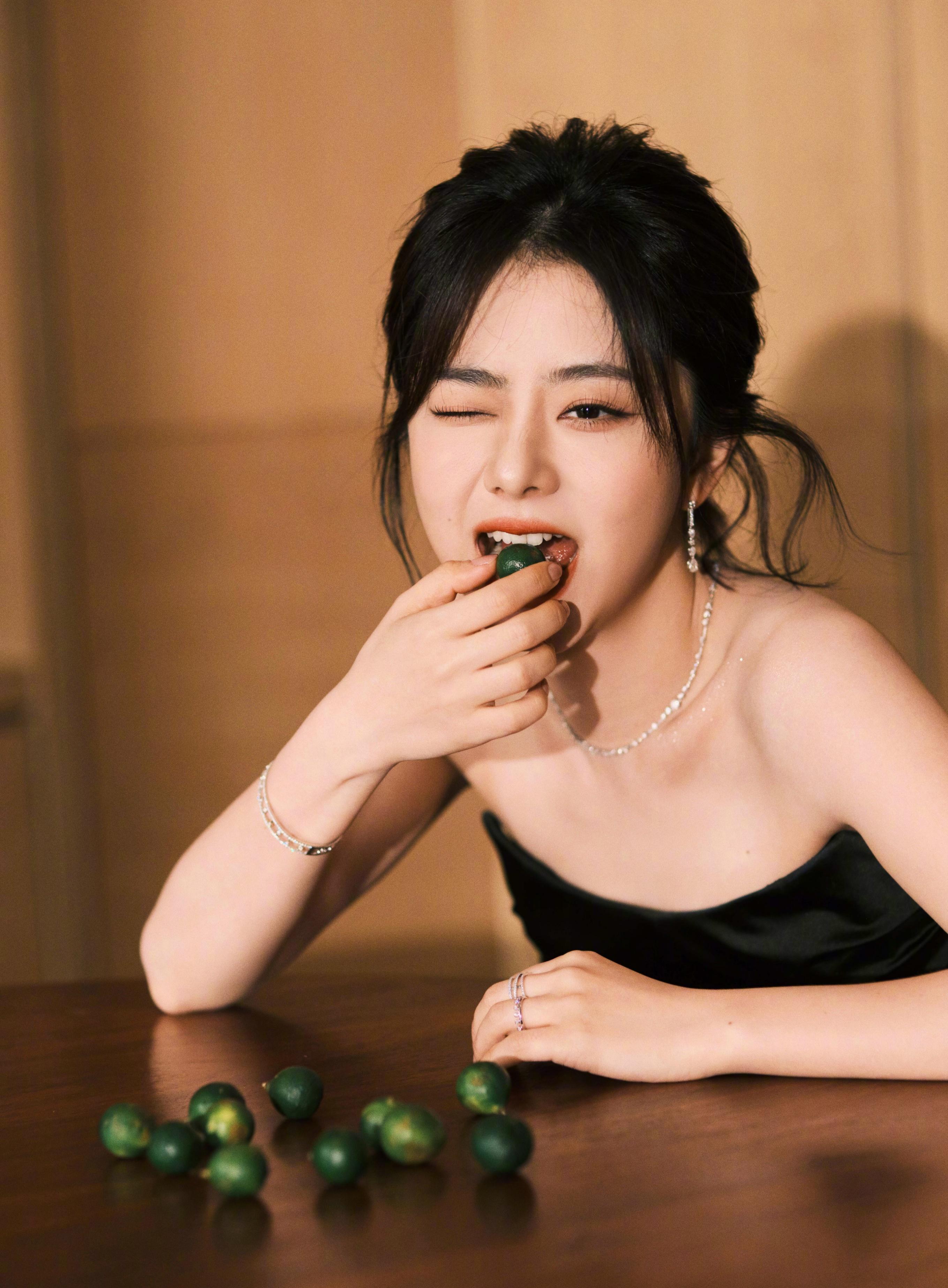 谭松韵的黑色缎面垂坠连衣裙_表演_娱乐_魅力