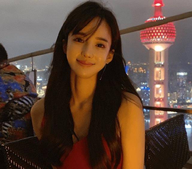 难怪潘南奎一直都抿嘴笑,看到她仅此一张"大笑照"后,原地脱粉_时候