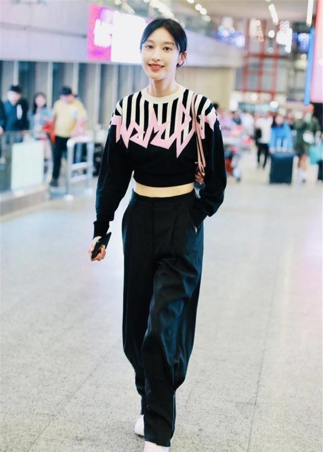 张俪太会凹造型,露脐装配高腰裤169穿成了179,身材比例真好_黑色_卫衣