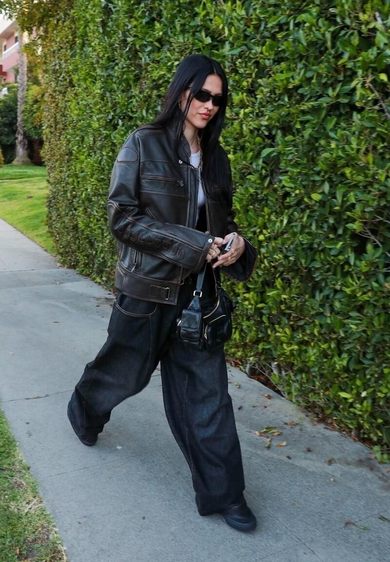 ameliagray身穿做旧皮夹克,白色t恤搭配黑色阔腿裤,潇洒又舒适_造型