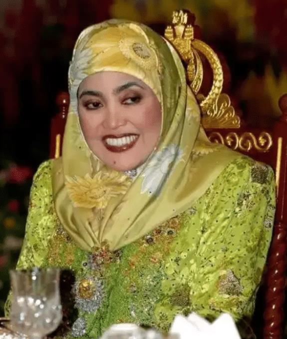文莱王后一脸旺夫相,生6个孩子,赶走两任漂亮王妃稳坐中宫之位_萨拉赫