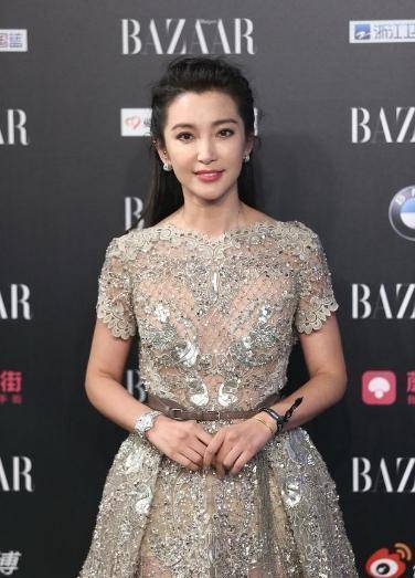 《巨齿鲨》预售票房惨淡!45岁李冰冰,因身材体重回怼网友!