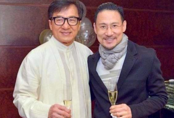 无法重拍的瞬间:坐在"尔康"腿上的"雪姨",与成龙张学友挣钱的六小龄童