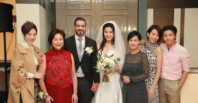 郑佩佩女儿大婚,穿深v婚纱和老公牵手亮相,现场热吻大秀婚戒!