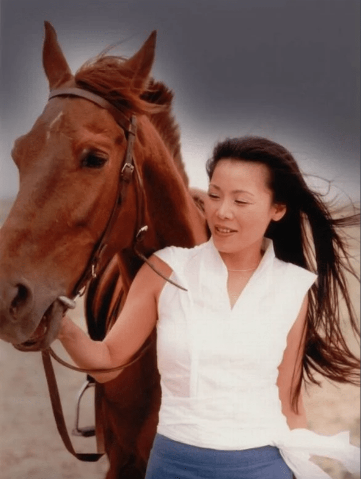 和那英以情歌为主不同,田震集合了摇滚,民谣,民族等多种风格,更受欢迎