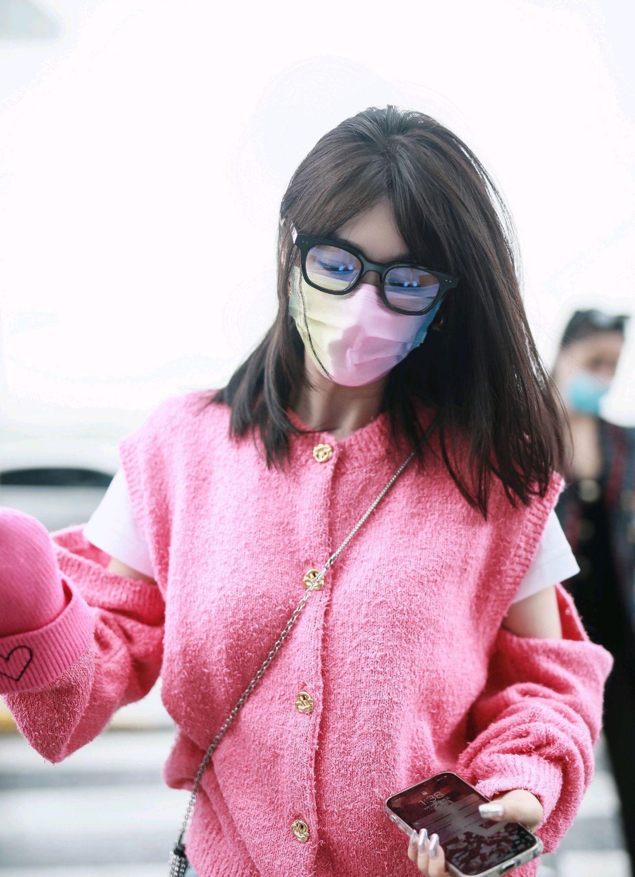 李菲儿的眼光真好,穿上露肩设计的粉色针织开衫,甜美又不失高级_衣服