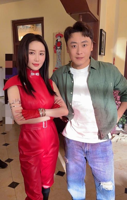 舒畅梦回《魔幻手机》,一身红色露腰皮衣造型超经典,爷青回了_变化