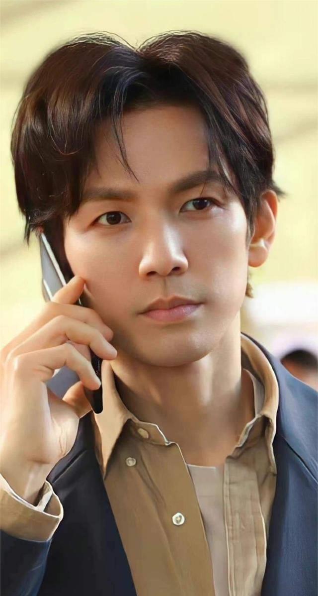 组图:47岁钟汉良参加活动生图曝光身材挺拔短发清爽显年轻_外套_状态