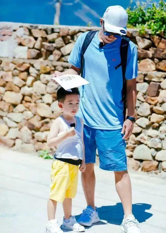 综艺节目上儿子怒抢爸爸风头,曾经的古惑仔"山鸡"从良变探员"凤凰",让