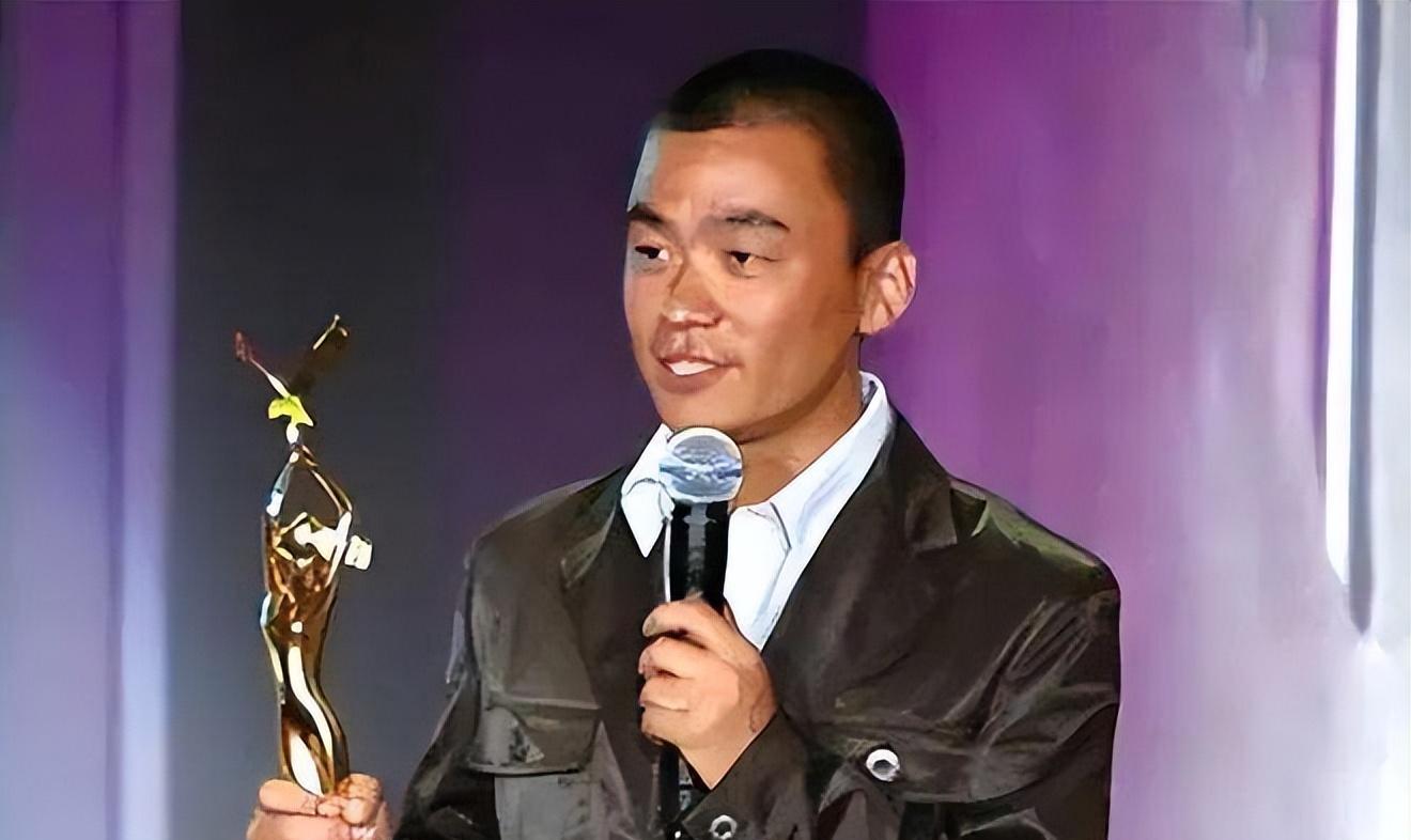后来还是有人发现他是金马奖的最佳新人,才把他换下来的,要不然王宝强