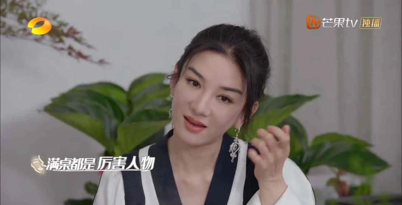 黄奕约会,参加高知饭局,话题不同显尴尬,圈子不同要硬融吗?