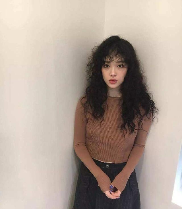 一米七左右的身高真是让人羡慕,一款时尚又不失韵味的泡面头在雪莉的