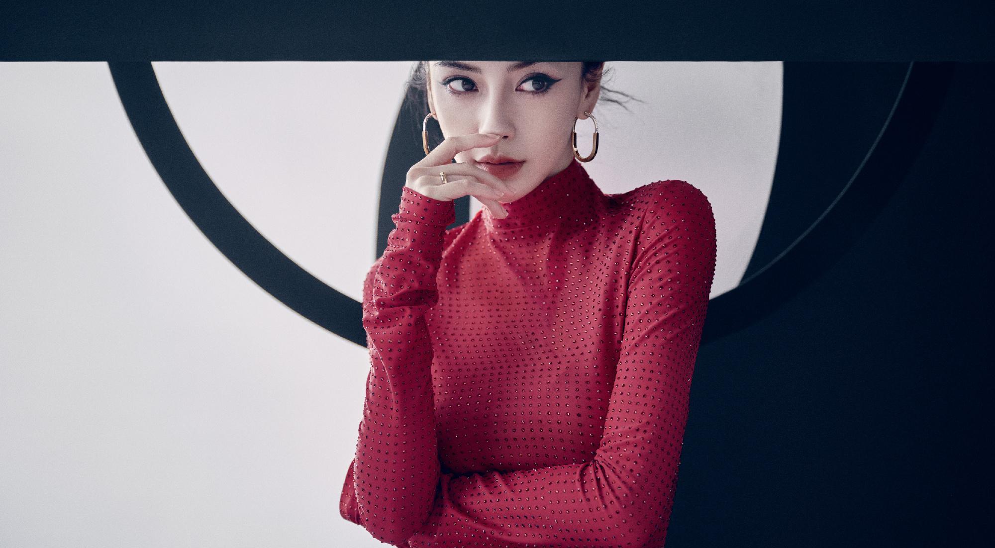 杨颖登新加坡elle开季刊,贝壳抹身材时尚撩人,红唇妙目秀异域时尚