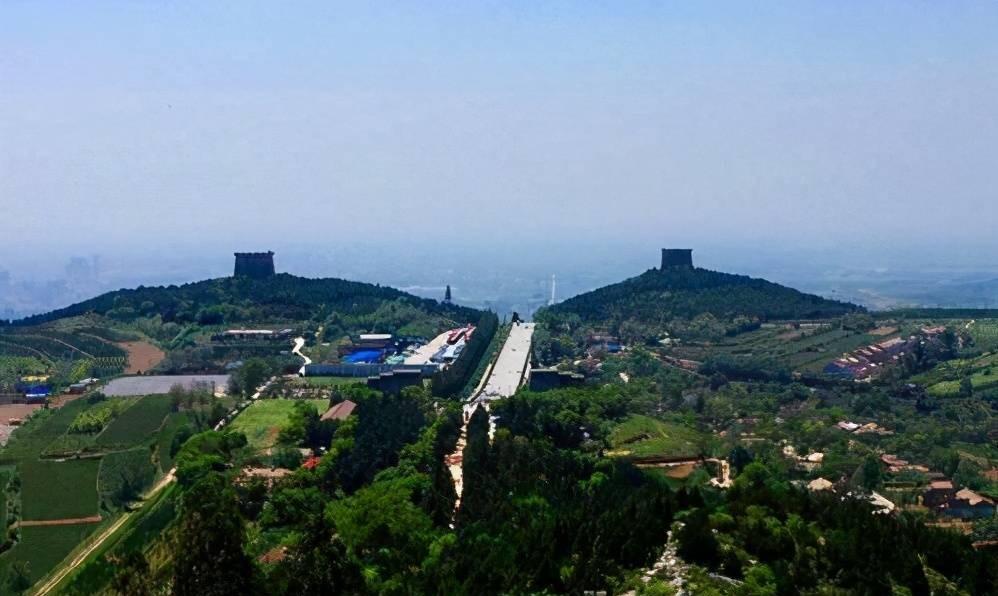 整体山势好似一位体态优美的"睡美人",枕梁山,踏渭河,舒展着曼妙身姿.