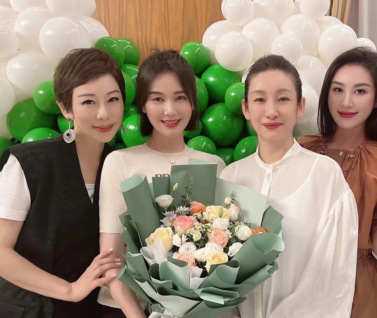 左小青晒46岁生日照,紧身针织衫藏不住好身材,整容后完全认不出_女生