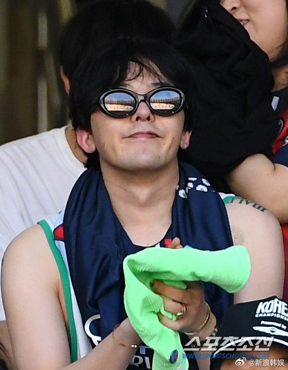 权志龙体育场观看球赛 素颜现身观众席胡茬隐现_娱乐_釜山_比赛