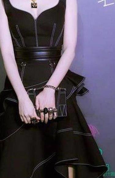 古力娜扎一袭黑色吊带裙,少女感十足,纤细身材美的有气质_活动_签名