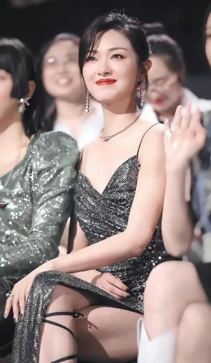 万茜时尚吊带裙亮相,开衩设计大胆挑衅,吸引了大家的目光_造型_魅力