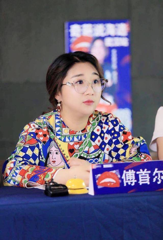 因此,我通过一个热搜知道了邱晨分手,傅首尔打董婧等有关《奇葩说》辩