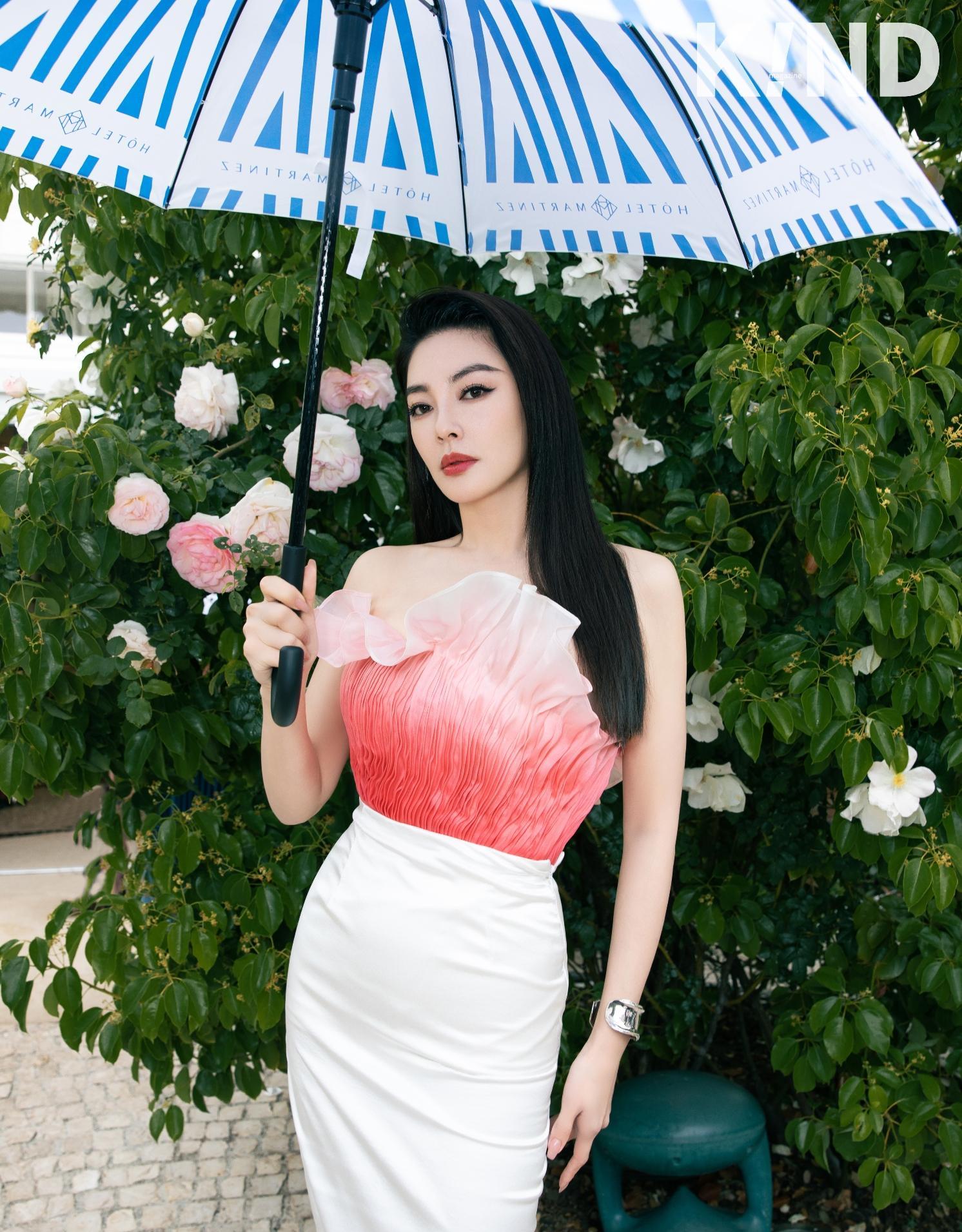 张雨绮出镜争议后首次登上封面,身穿时尚半时尚抹身材在国外街头大秀