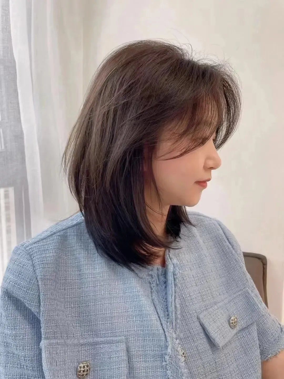 如果想留锁骨发,建议选择比较适合自己脸型的发型样式,这样才能更好地