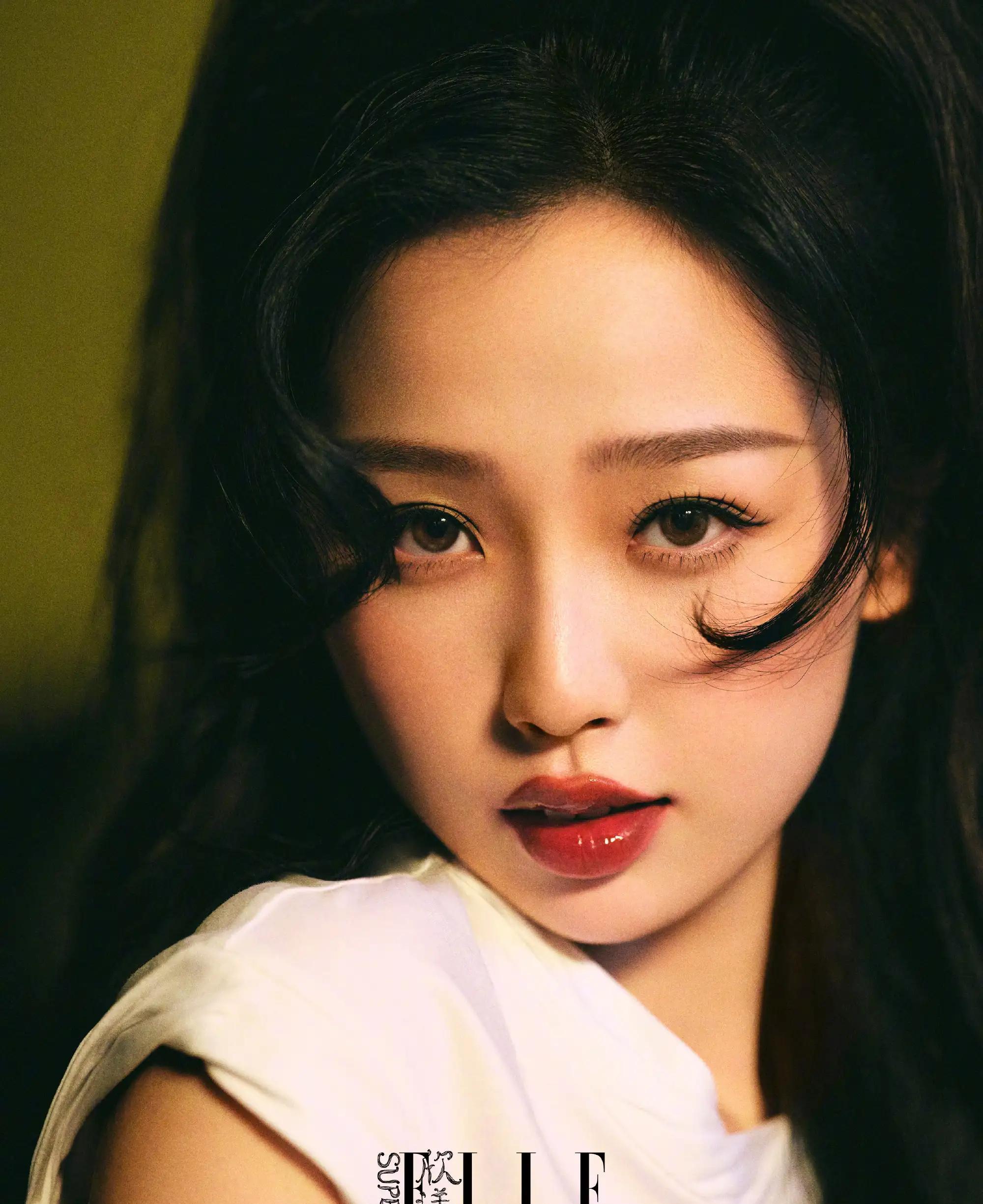 虞书欣superelle封面 穿时尚露腰装时尚妩媚 红唇卷发复古摩登_身材