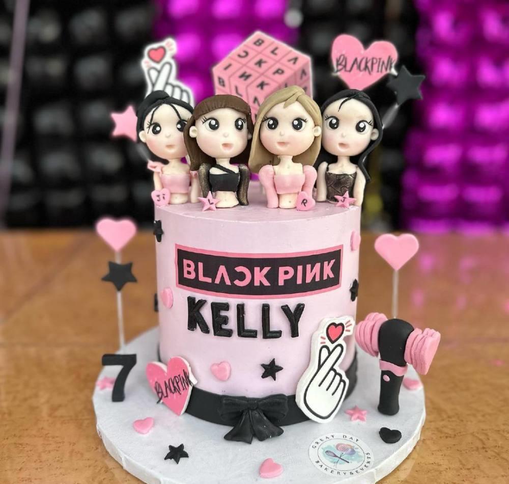 最大的亮点还是生日蛋糕,这个蛋糕是梦幻的粉色,上面点缀着blackpink
