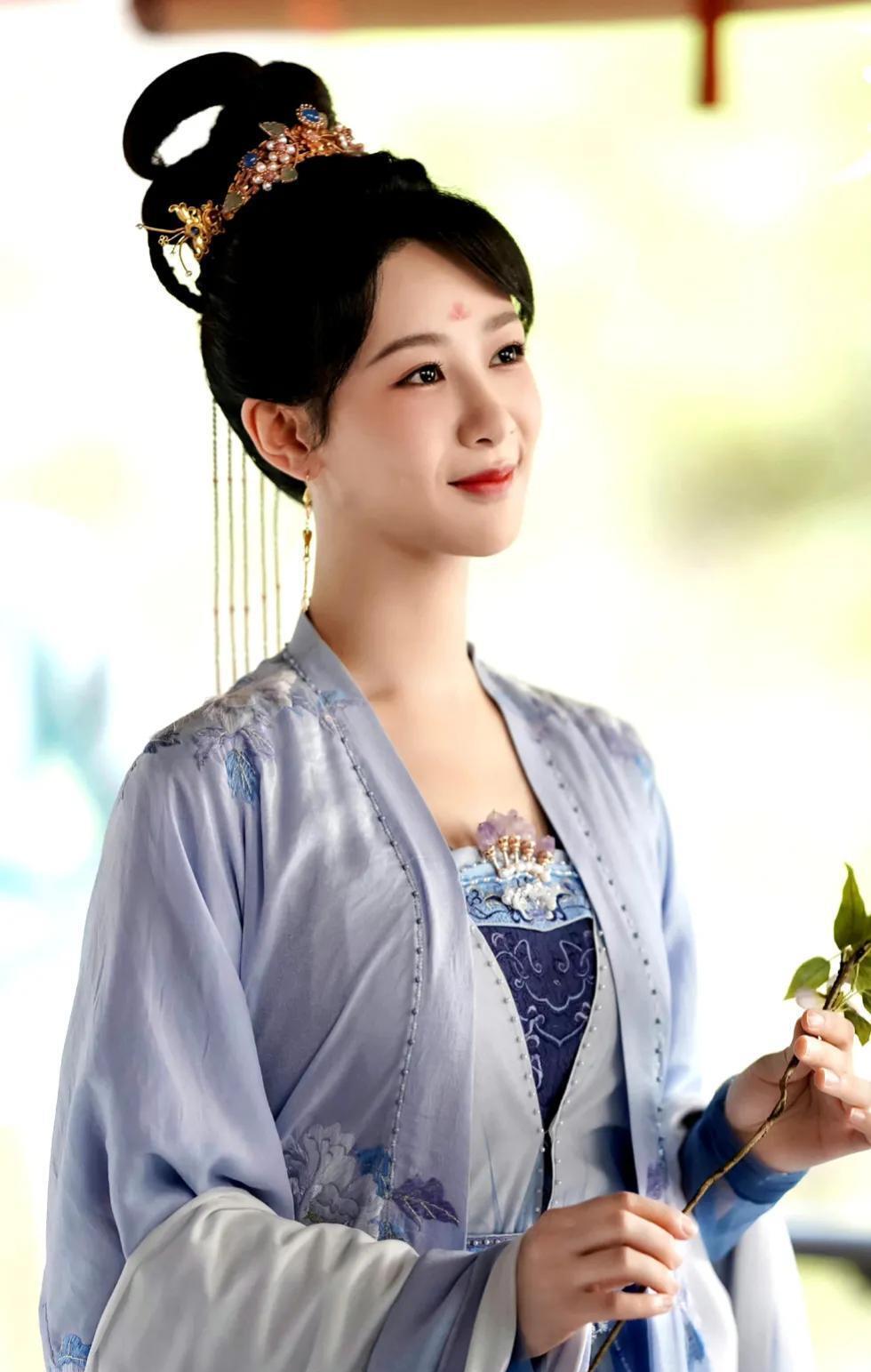 唐嫣《念无双》造型被嘲土,扮相与杨蓉8年前剧照相似,陈同勋成花粉