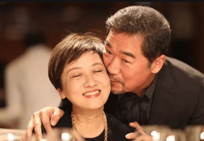 她二婚嫁给张国立,为照顾继子28年不生育,如今63岁如愿当妈_邓婕_张默