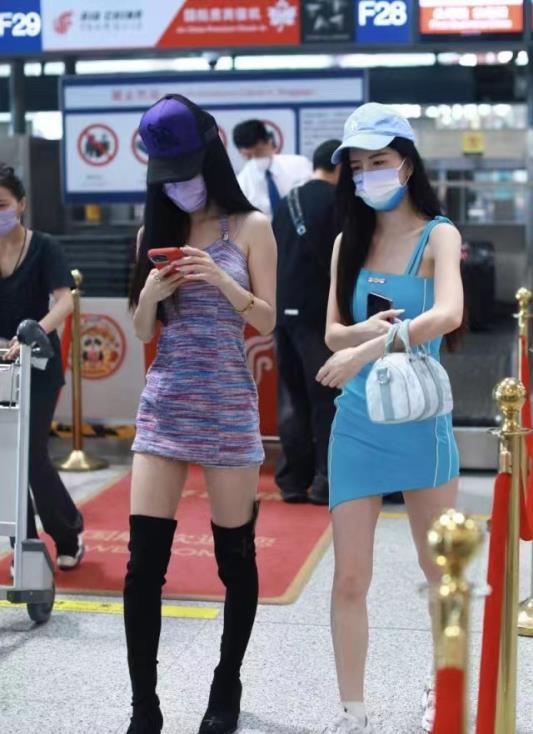 by2姐妹现身,修身裙太受欢迎,姐姐穿鞋遮o型腿,妹妹更自信_造型_身材