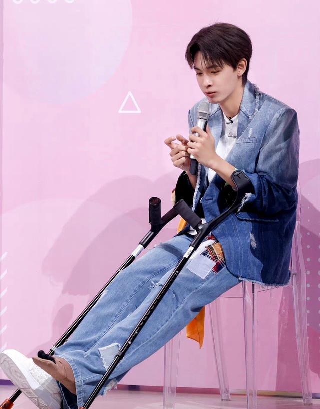 秦霄贤坐着轮椅录节目,他可能比我们想象中的更努力_行为_因为_时候