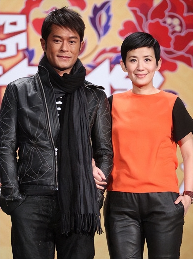58岁吴君如晒全家福庆生,与陈可辛相依女儿送吻,古天乐现身比耶_妈妈